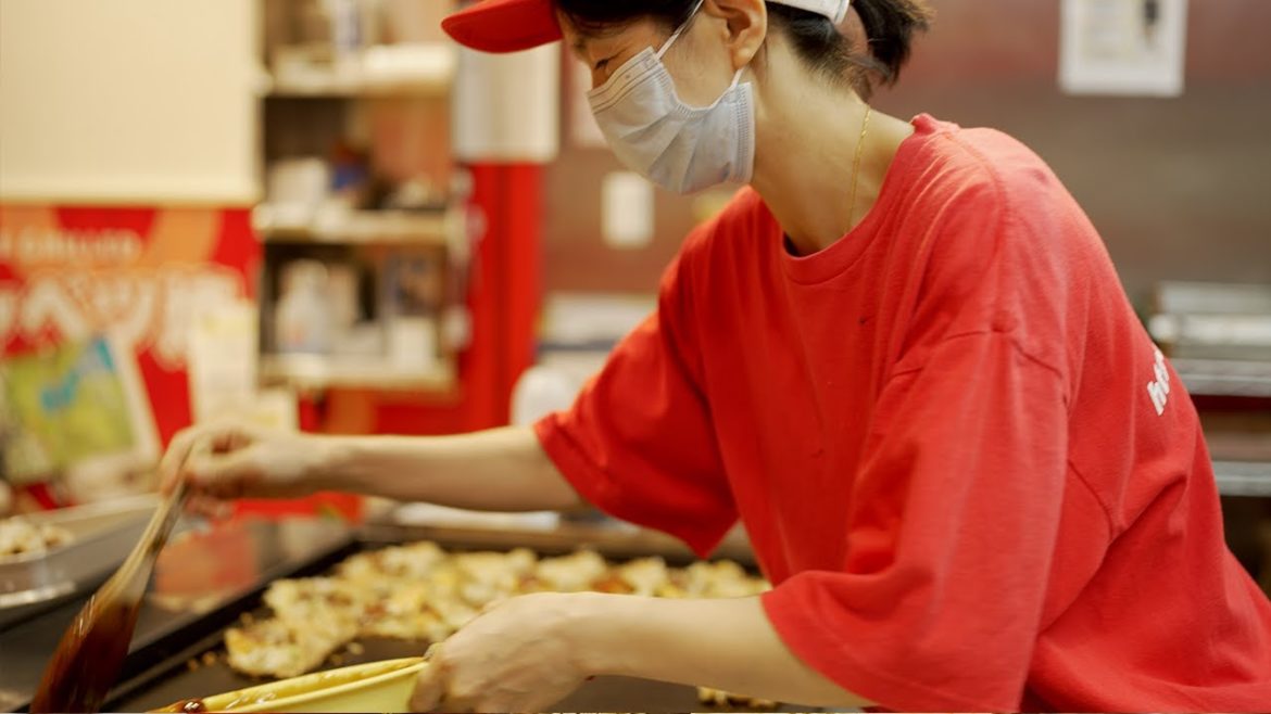 キャベツ焼き20年!!ベテラン店長の職人技【9列同時焼き】小さなお好み焼きが160円Japanese Street Food Okonomiyaki