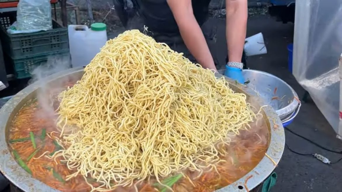 Amazing ! Giant Fried Noodles, Oyster Pancake, Oden - Taiwanese Street Food