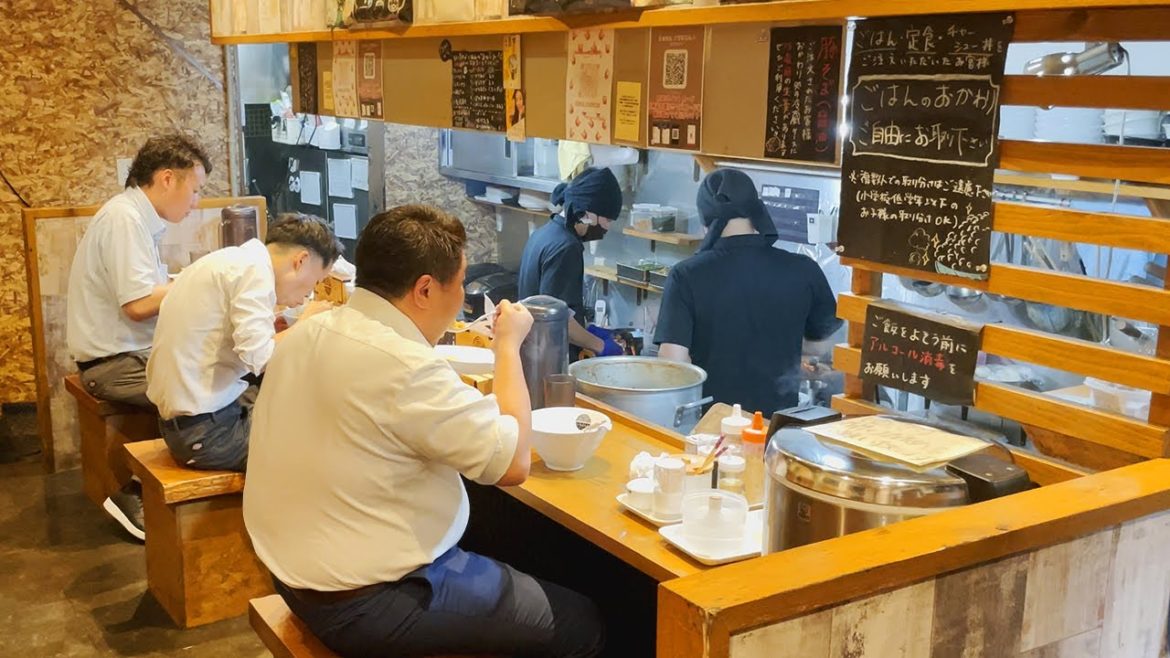 YOUNG MEN Hustle at this Famous and BUSY Hakata Tonkotsu Ramen Shop