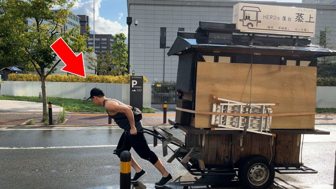 [Street food] After the rain, he opens the street food alone for customers.