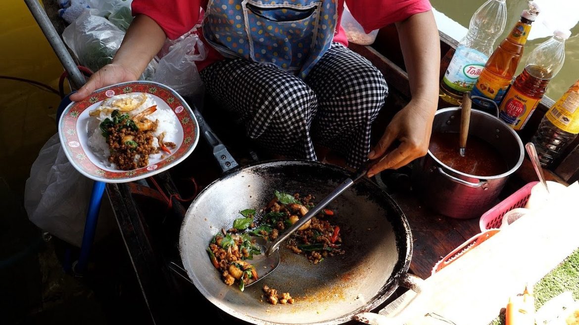 나무배 위에서 요리하는 태국 길거리음식, 현지인들 한테 인기 많은 수상시장