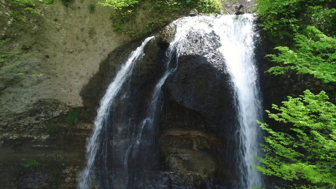 幻の黒滝 〜新潟県十日町市中手〜 幻の黒滝 〜新潟県十日町市中手〜