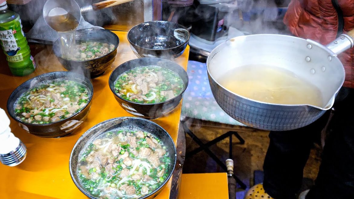 「二人一緒やで？」お客さんが戸惑う驚異の安さとご夫婦の愛情料理に注文が殺到する屋台うどん丨Japanese Street Food