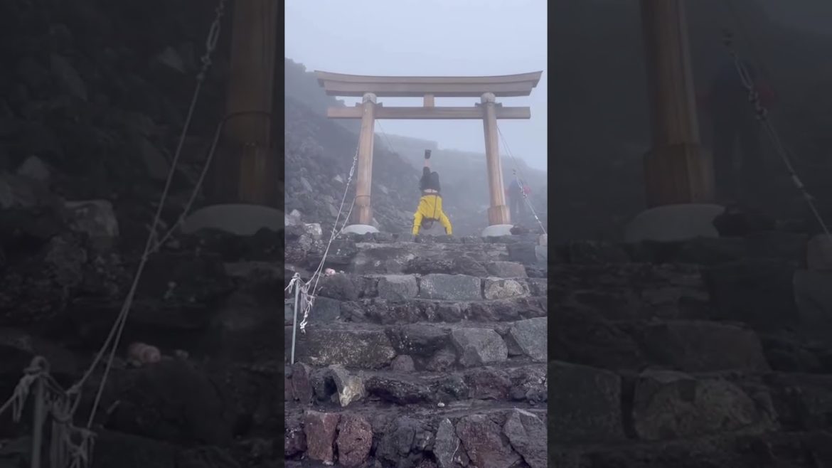 富士山で逆立ち