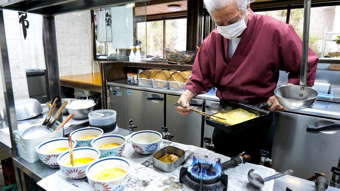 高速どんぶり玉子ラッシュ！！老舗うどん屋の職人達による神がかり的な熟練スキル丨Japanese Noodles Restaurant