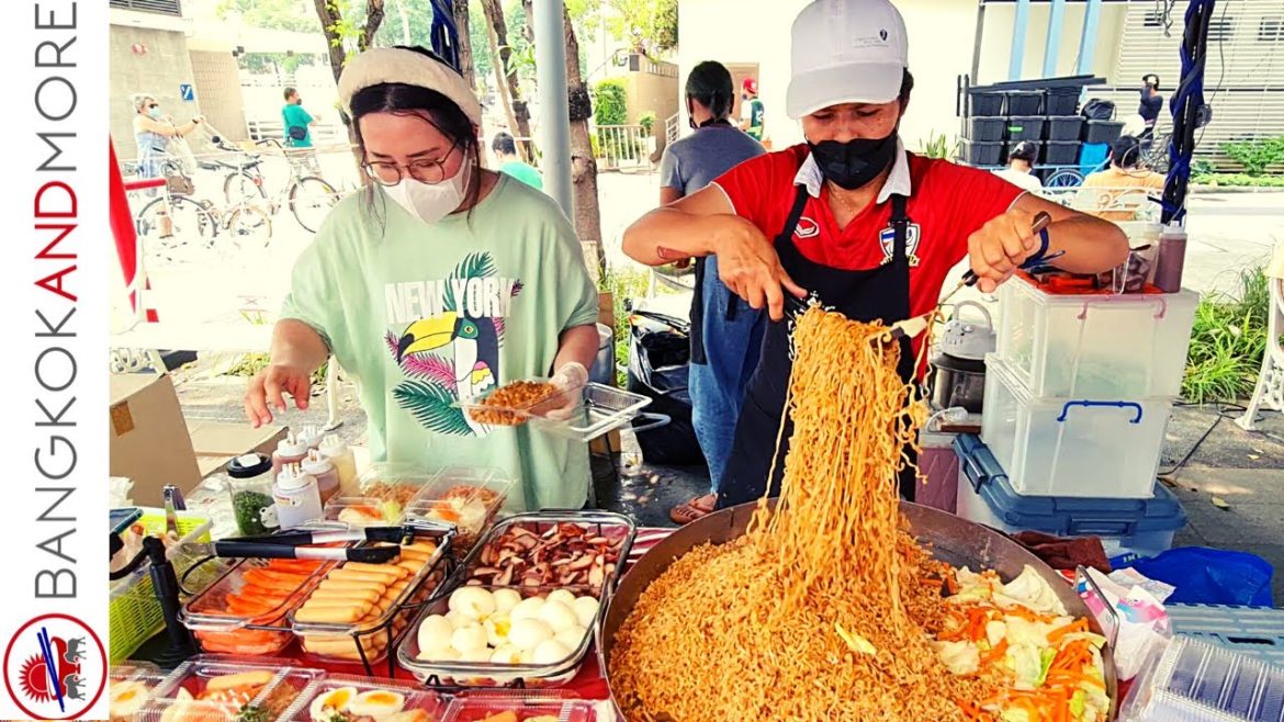 Where To Eat Yummy Street Food in Bangkok at Lunchtime? Watch Now...
