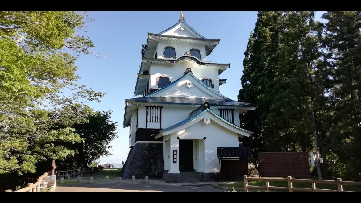 山の上で稲庭城を眺める ( 秋田県湯沢市 )  GEOPARKS JAPAN