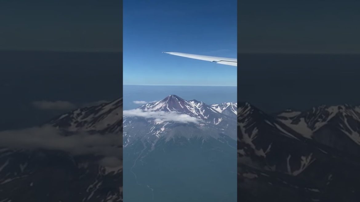 #shorts Plane flying over mount Fuji, Japan. Please subscribe cuties😍