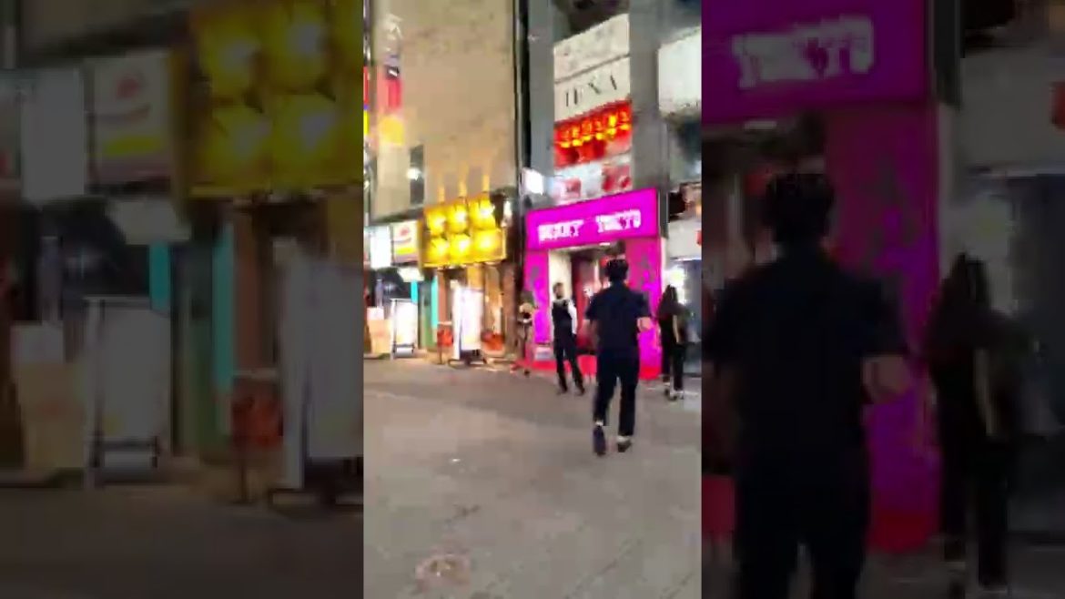 The full story is in the comments section🌸// #night #walking #shinjuku #tokyo #japan #shorts The full story is in the comments section🌸// #night #walking #shinjuku #tokyo #japan #shorts