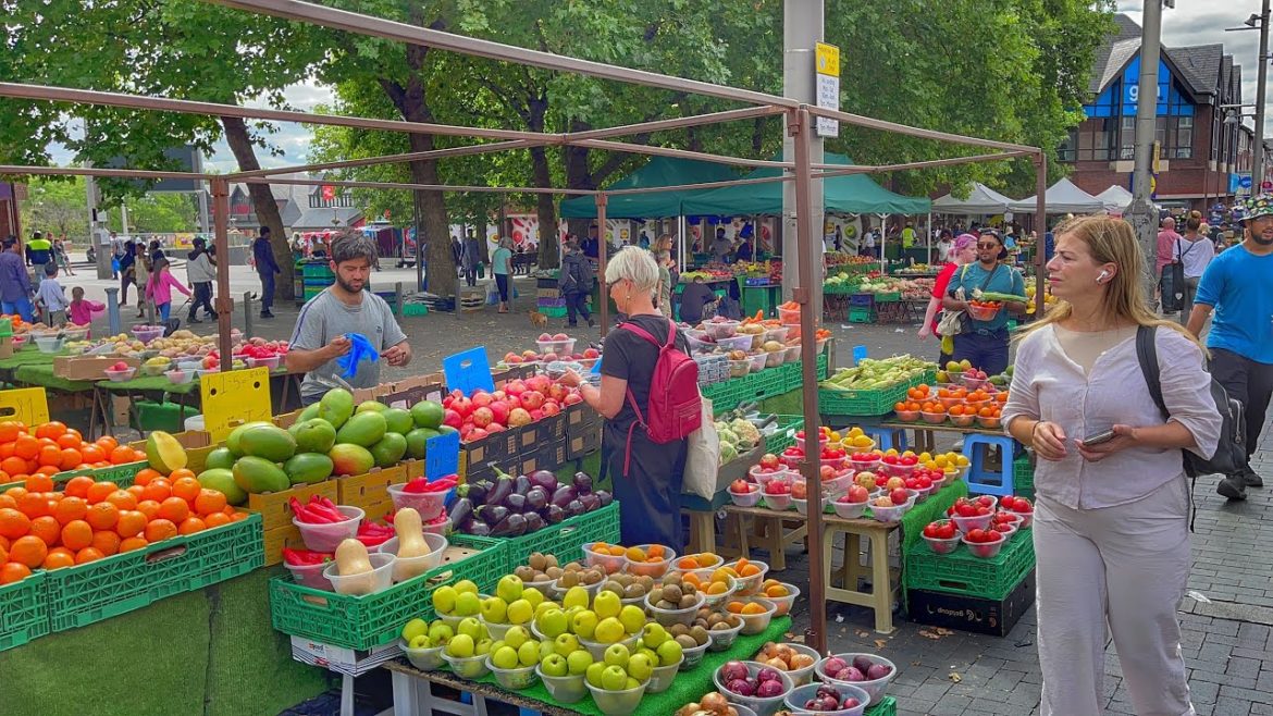 Walthamstow High Street Open Market East London - August 2022 | London Summer Walk [4K HDR]