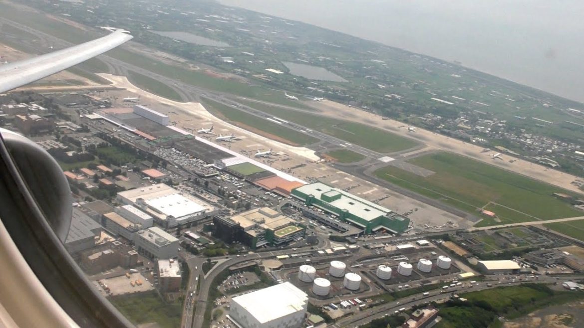Engine Roar! Short Powerful Take off Boeing 777-300