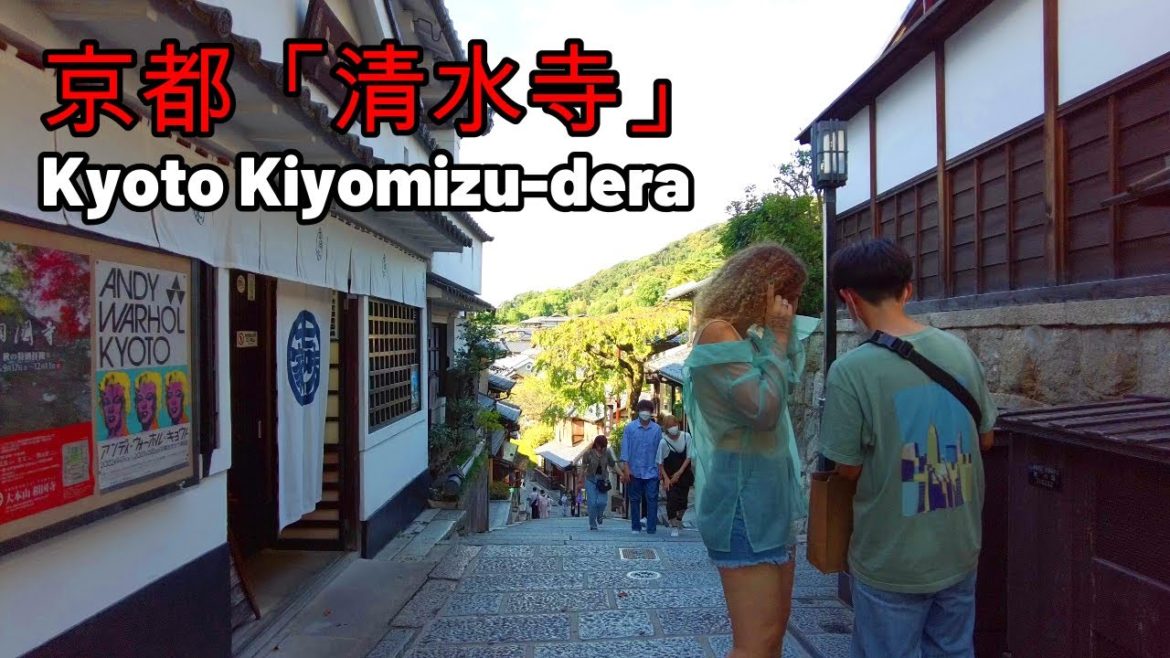 Walking Japan | Walking along the approach to Kiyomizu-dera Temple in Kyoto.