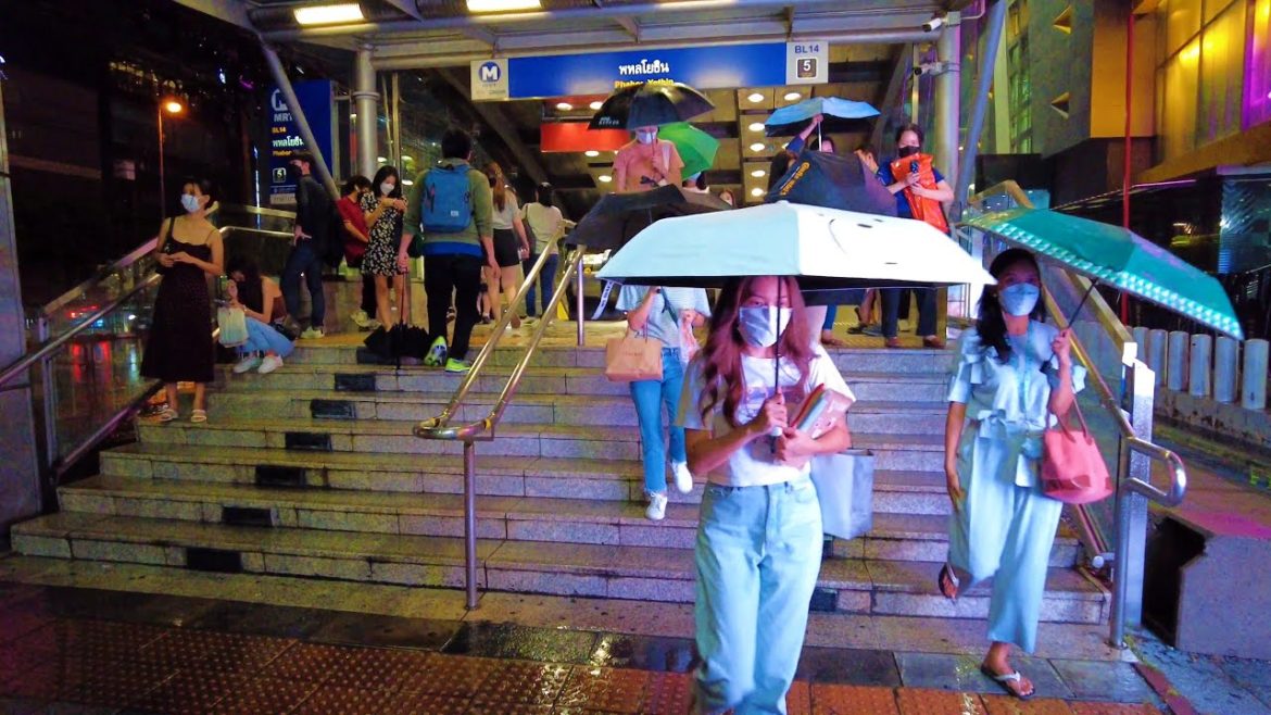 [4K] Walking in the Heavy Rain in Bangkok Street Food Alley 🇹🇭 Thailand