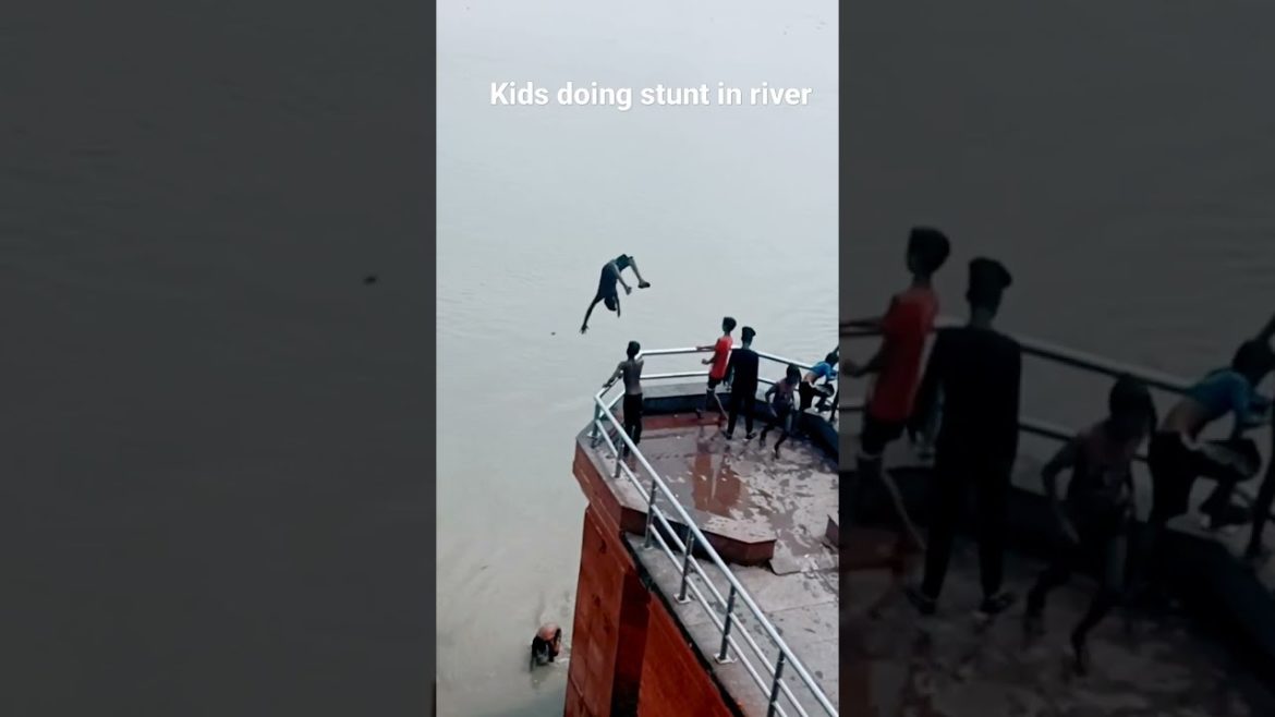 गंगा नदी में स्टंट करते हुए बच्चे l kids doing stunt in Ganga River l #shorts