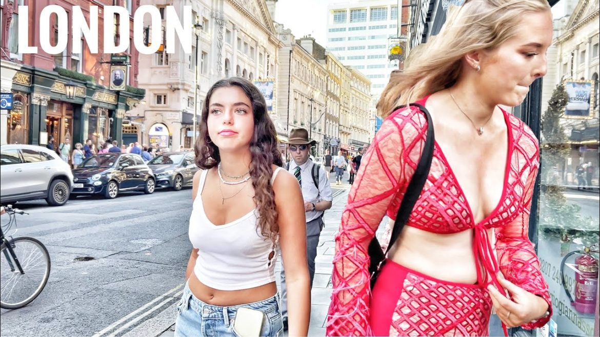 Central London Summer Walk, Covent Garden, Featuring a bunch of Street Performers. 4K HDR