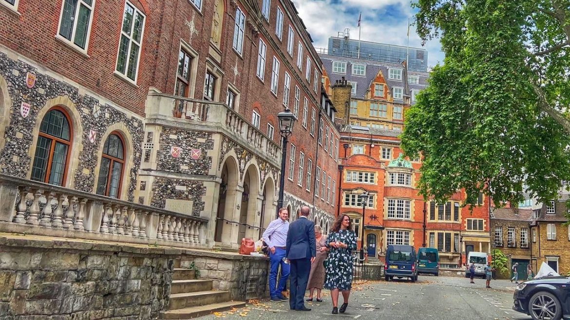 London walk in Summer, Westminster Abbey, Dean's Yard, Parliament Square. 4K HDR