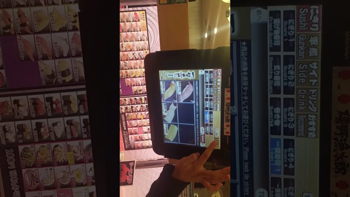 100 Yen sushi restaurant, Osaka Namba, Japan . 오사카 100엔스시