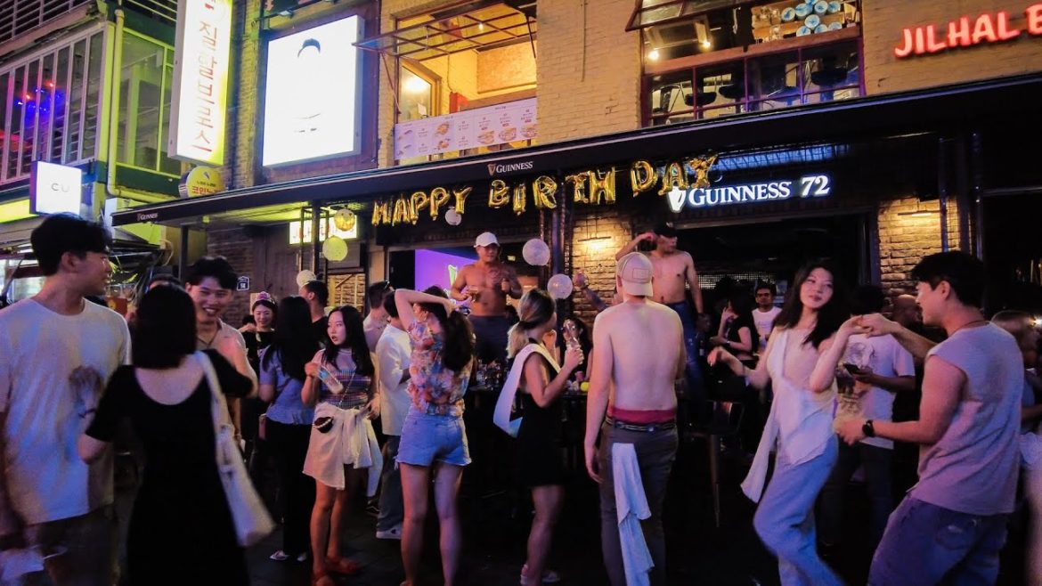 Walking in the Itaewon Hot Saturday Night Club Street Seoul Korea 4K ASMR | Seoul Summer Night Life