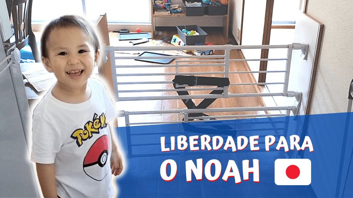 Tirando o portão de segurança do Noah do nosso apartamento no Japão