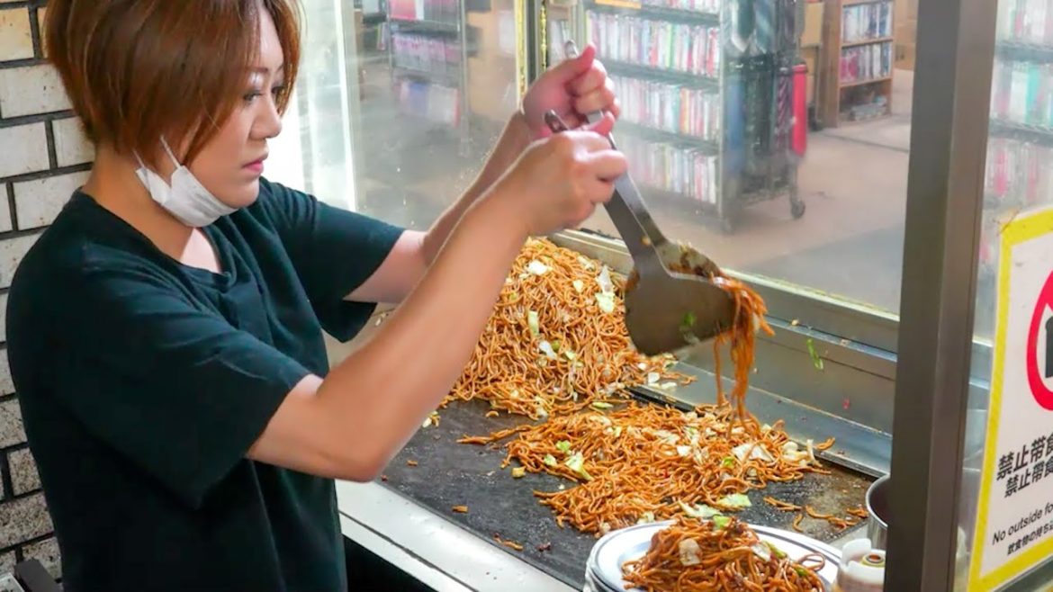 Japanese street food! Teppanyaki Yakisoba noodles in the oldest mall in Tokyo やきそば