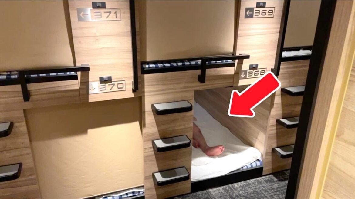 Staying at Osaka's lock-less and completely visible capsule hotel😴🛏 AMZA