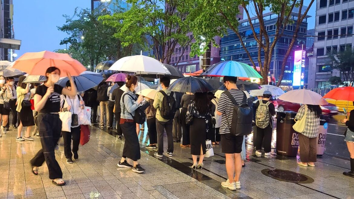 Seoul Gangnam Walk in Typhoon Hinnamnor | Traffic Jam with People Rushing Home | 4K Rain Walk