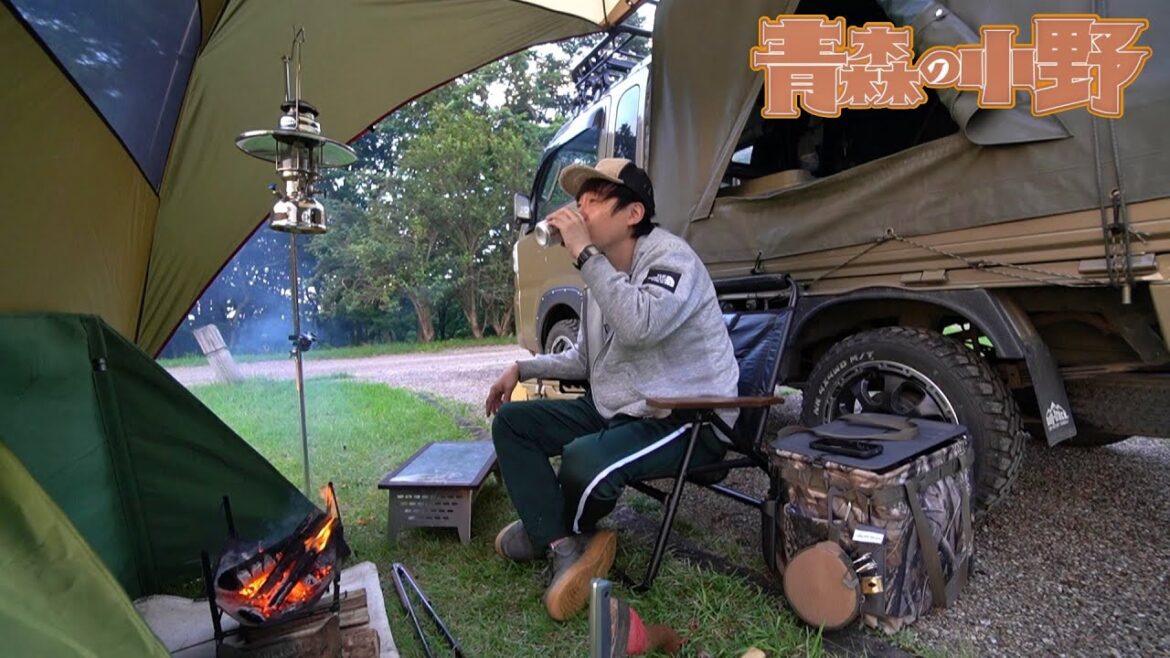 山の上で海の幸を楽しむ男  青森ソロキャンプ　軽トラック  オガワ サイドタープ