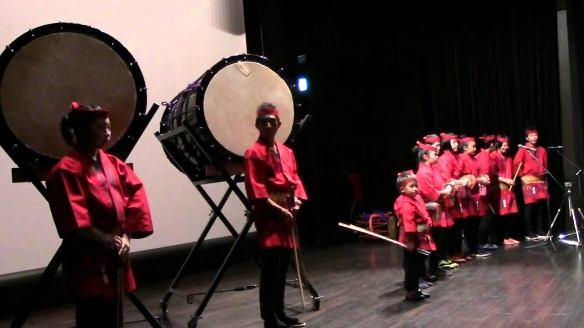 青森 ねぶた囃子方 七翔會 ジュニアチーム 跳びだせ ！ こどもハネト 2014. Aomori nebuta musicians  "Shichi syo kai" Junior team
