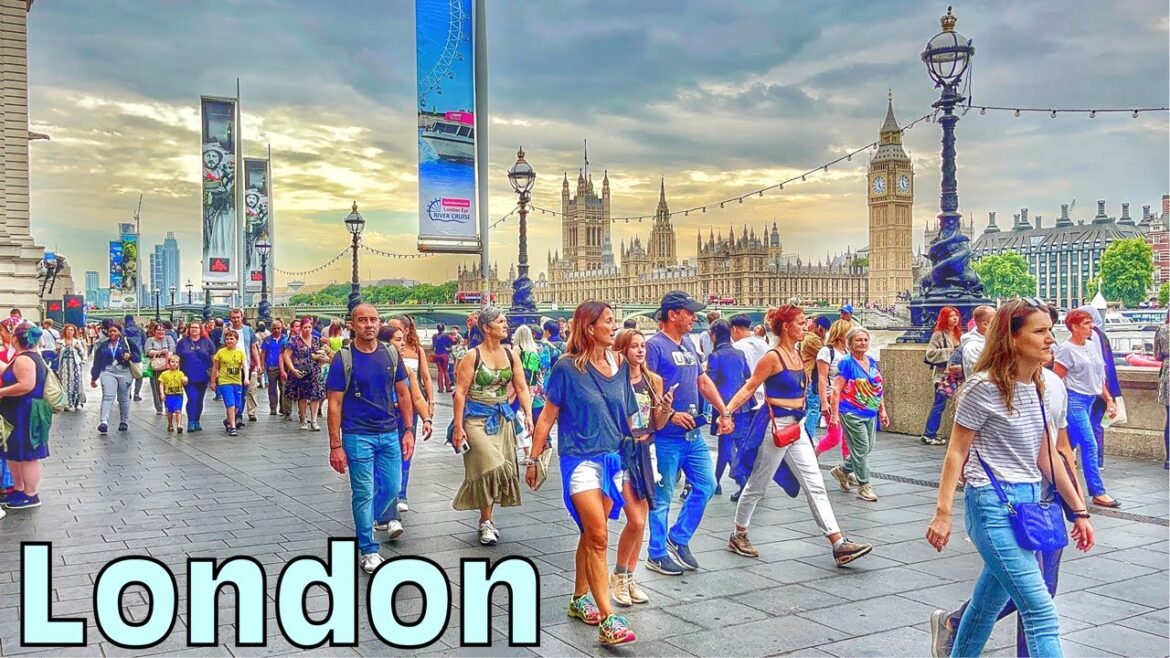 London Summer Walk: A Buzzing Tour of the Places tourists love
