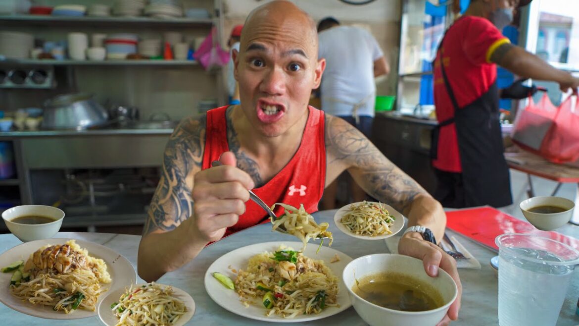 ULTIMATE Street Food Tour in Ipoh, Malaysia - SPICY MALAYSIAN CURRY MEE + BEAN SPROUT CHICKEN RICE