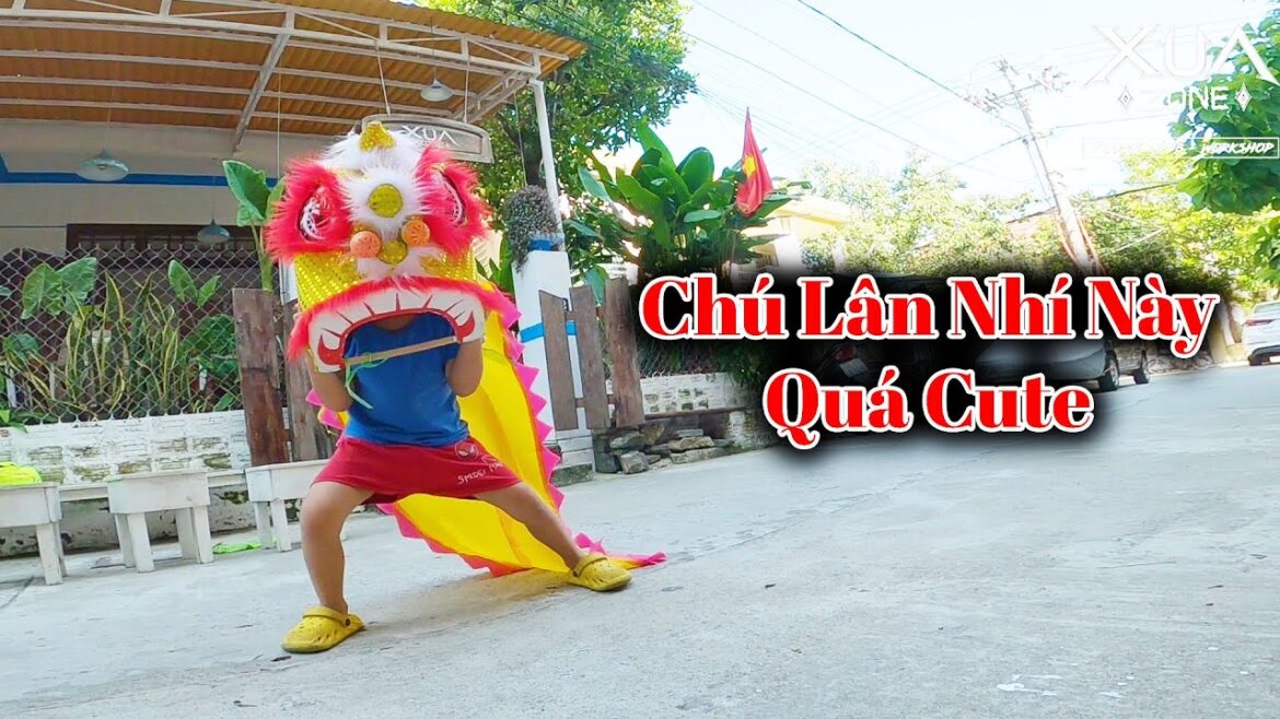 Sáng sớm anh em Tí Nghé đã lấy đầu lân ra múa và đánh trống lân vui đùa cùng nhau