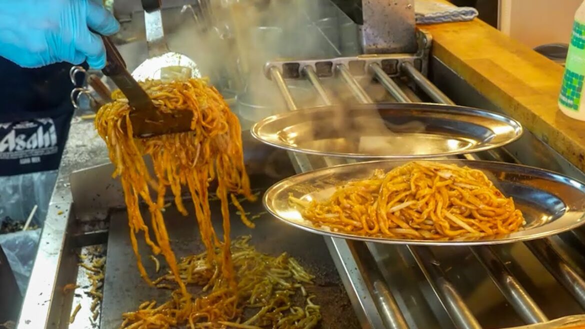 【Yakisoba】Super Delicious Fried Noodles on a Iron Plate!! Japanese Street Food やきそば