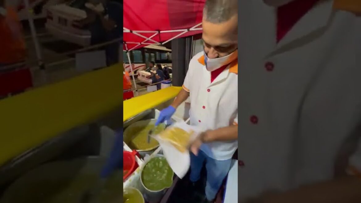 🇹🇹 DOUBLES in Trinidad and Tobago Street Food Market #shorts 🇹🇹 DOUBLES in Trinidad and Tobago Street Food Market #shorts