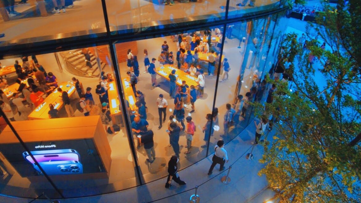 【🇹🇭4K】First Day iPhone 14 issue in Bangkok, Walk from CHITLOM Station to Apple Central World 【🇹🇭4K】First Day iPhone 14 issue in Bangkok, Walk from CHITLOM Station to Apple Central World