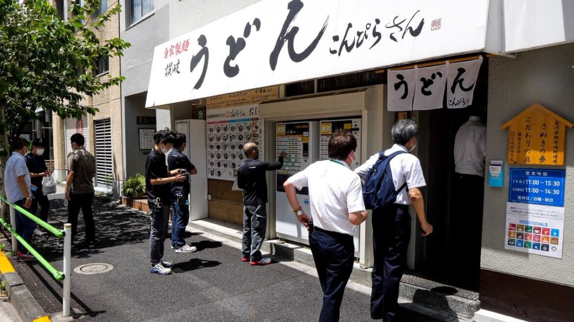 衝撃コスパで高速提供！鮮やかな注文さばきが炸裂する行列うどん屋の超絶ラッシュに密着丨Japanese Street Food