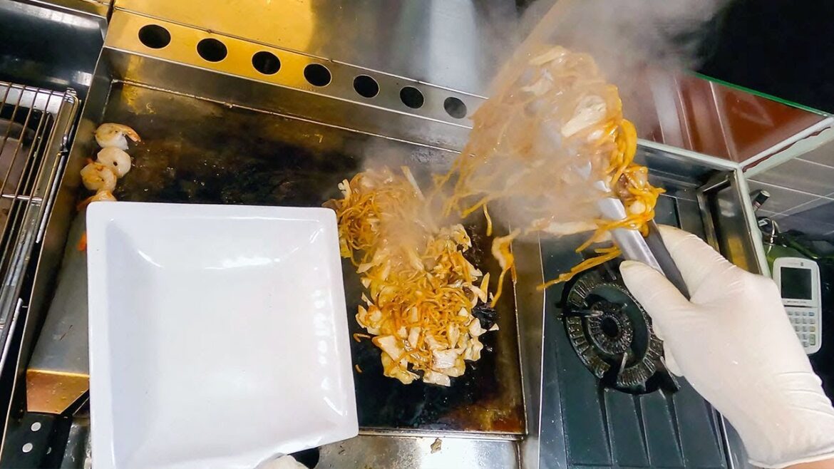 How to make Beef Steak Yakisoba - Japanese Street Food (POV)