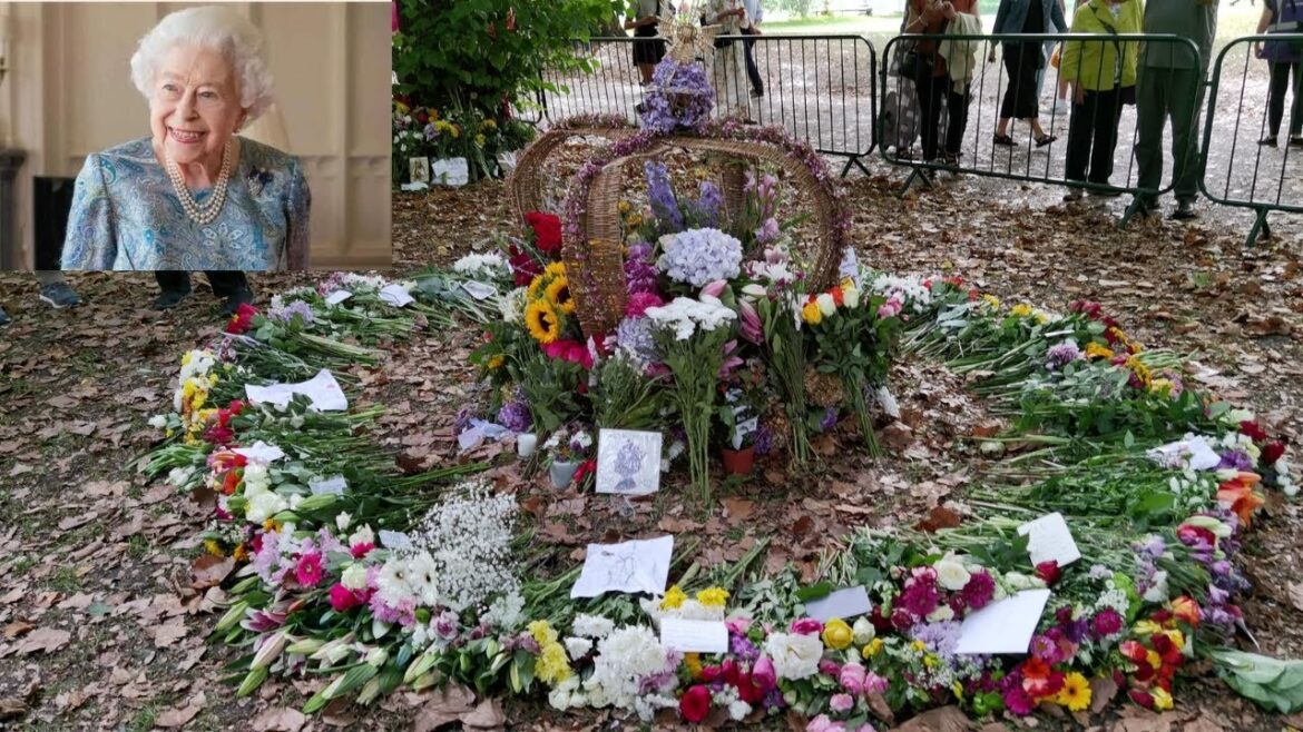 FLORAL TRIBUTES FOR THE QUEEN IN AND AROUND GREEN PARK - MONDAY 12TH SEPTEMBER 2022