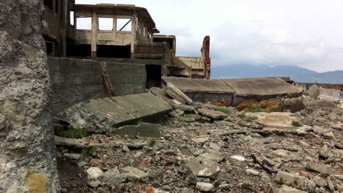 5-22-2011 - 軍艦島 - Quick tour of Gunkanjima ("Battleship Island")