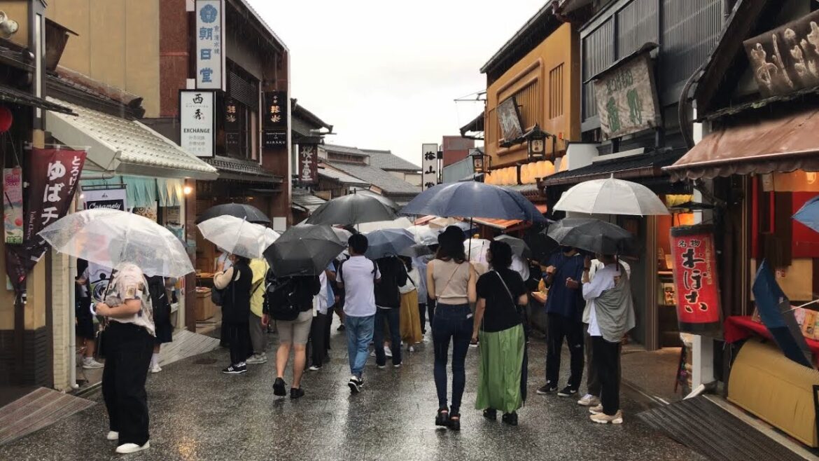 22年9月23日 雨の降る秋分の日の京都を歩く 清水寺,三年坂,八坂の塔,八坂庚申堂,八坂神社 Walk around Kyoto city,Japan vlog