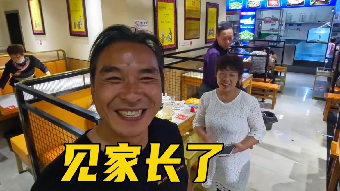 小蕊的家长请我们吃饭！她家的楼顶能看见整个县城，航拍汉阴地标建筑龙岗阁【流浪的独孤老狼】