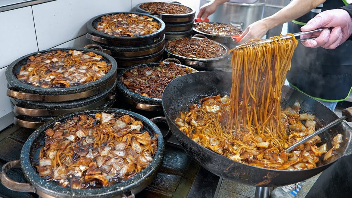 300도 돌판에 올리는 이색 짜장면? 오픈 1달 하루 300인분 팔리는! 푸짐한 해산물 돌짜장면 Seafood Black Bean Noodle - Korean Street Food