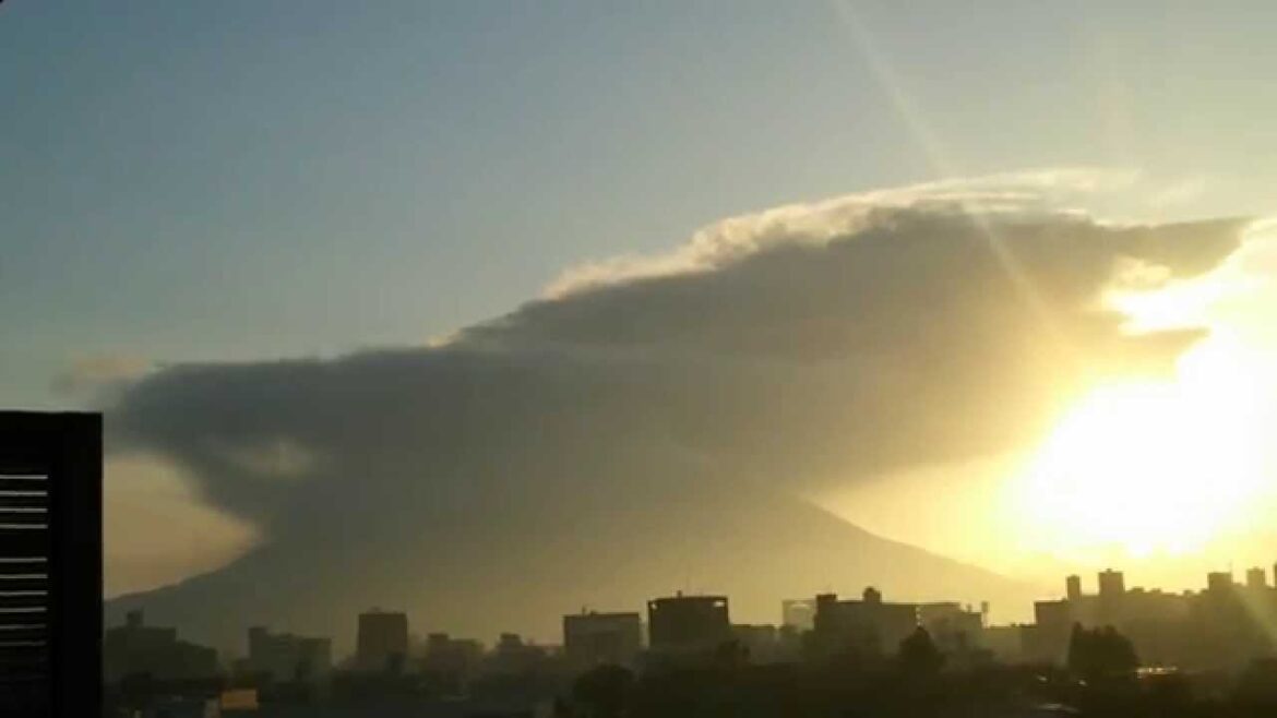 VOLCANO SAKURAJIMA just erupted at AM 06:33 17th March 2015! (桜島が大噴火しました!) VOLCANO SAKURAJIMA just erupted at AM 06:33 17th March 2015! (桜島が大噴火しました!)
