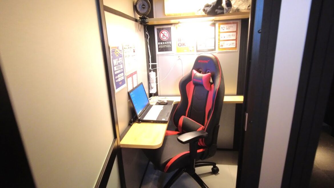 Stayed at the Smallest and Fully Private Internet Cafe in Tokyo Japan