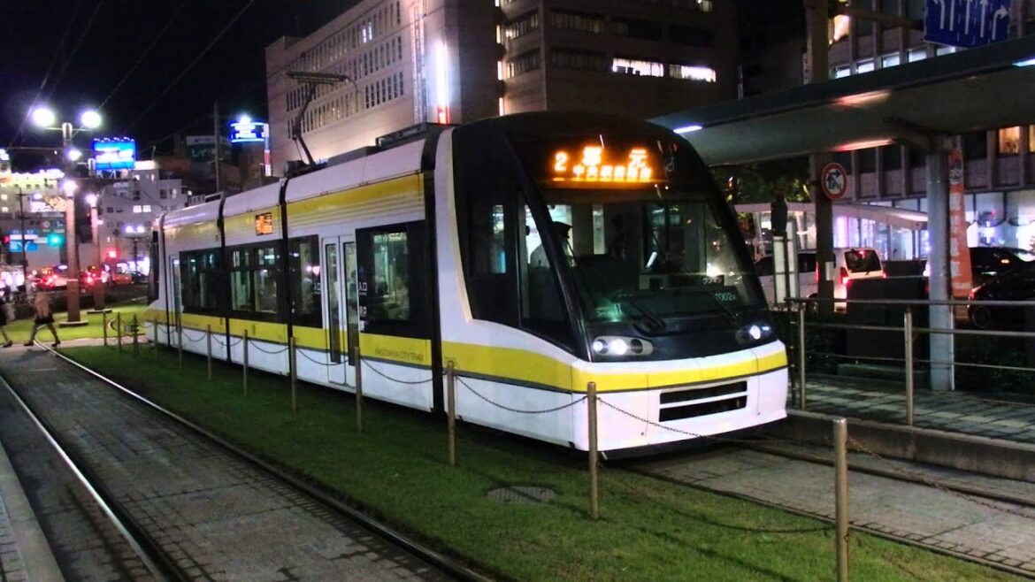 鹿児島市電7000形ユートラムII 鹿児島中央駅前電停発着