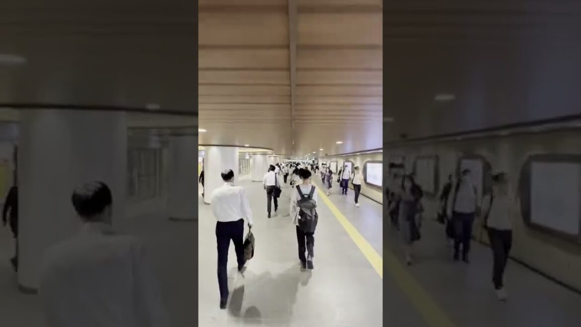 8AM Train 🚂 Station change in Osaka, Japan 🇯🇵 #shorts 8AM Train 🚂 Station change in Osaka, Japan 🇯🇵 #shorts