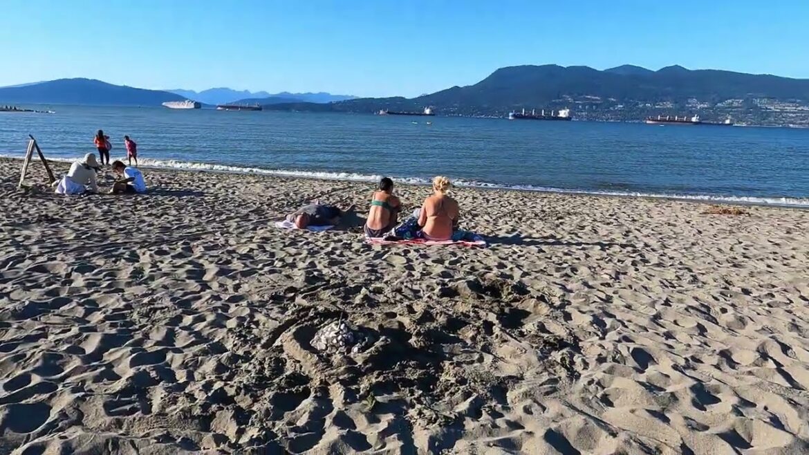 🇨🇦【4K UHD】Beach Walking. Vancouver Canada