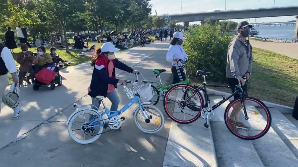 Seoul city walk South and korean people's to much enjoy on the weekend's in seoul city ,