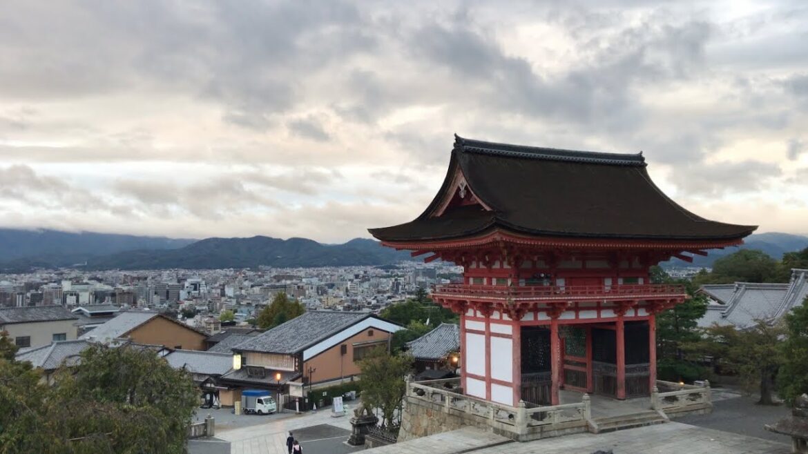 22年10月5日 日の出の京都を歩く 清水寺,三年坂,八坂の塔,ねねの道,八坂神社 Walk around Kyoto city,Japan vlog