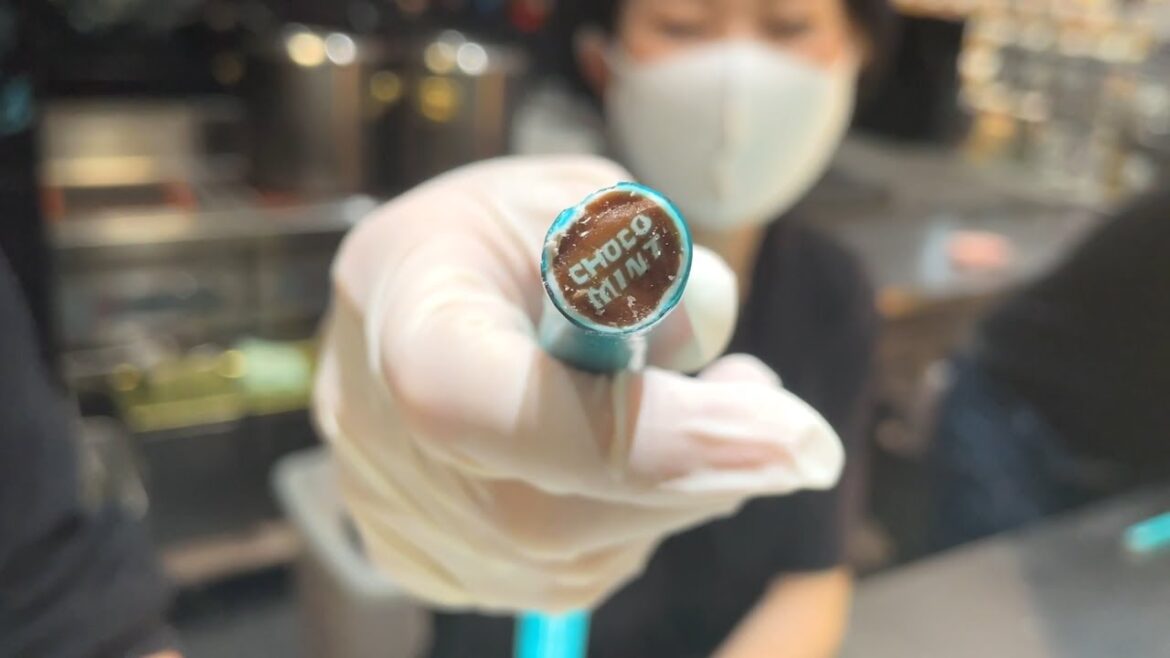 青くて茶色いチョコレートキャンディの製造風景 青くて茶色いチョコレートキャンディの製造風景