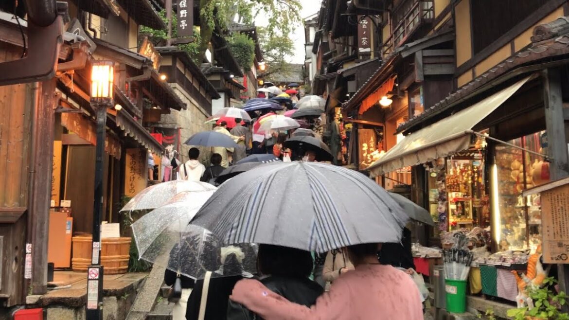 22年10月9日 雨の降る3連休の京都を歩く 清水寺,三年坂,八坂の塔,八坂庚申堂,東大路通 Walk around Kyoto city,Japan vlog 22年10月9日 雨の降る3連休の京都を歩く 清水寺,三年坂,八坂の塔,八坂庚申堂,東大路通 Walk around Kyoto city,Japan vlog